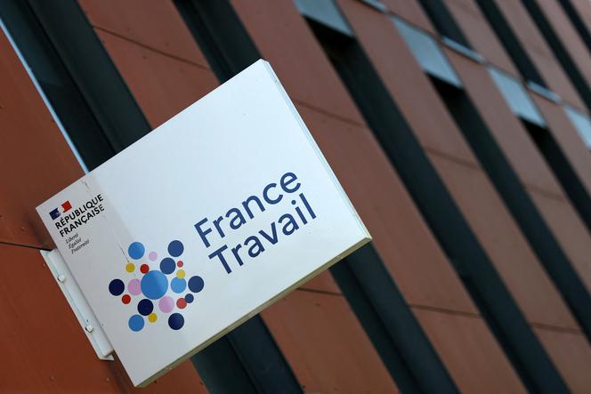 Le logo de France Travail est visible dans l’un de ses bureaux à Saint-Sébastien-sur-Loire près de Nantes, le 29 avril 2025.