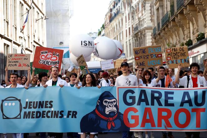 Lors d’une manifestation pour protester contre la loi Garot, à Paris, le 29 avril 2025. 