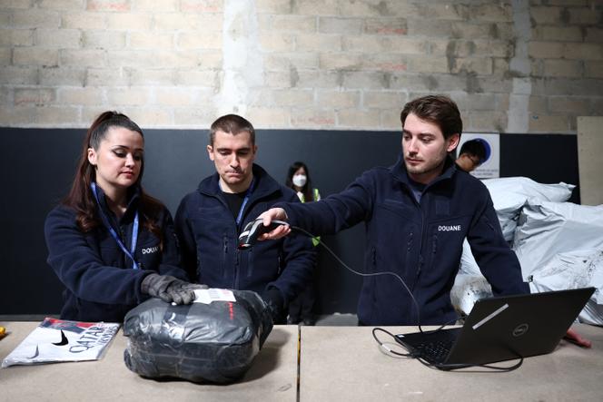 Des agents des douanes contrôlant des colis d’e-commerce à l’aéroport Roissy - Charles-de-Gaulle (Val-d’Oise), le 29 avril 2025. 