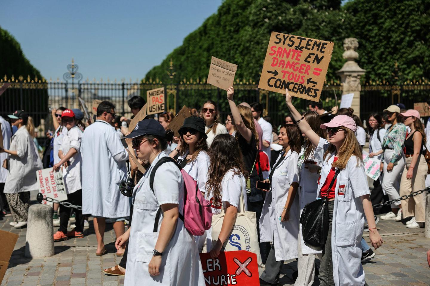 Régulation de l’installation des médecins : des manifestations dans plusieurs villes, un plan du gouvernement encore flou