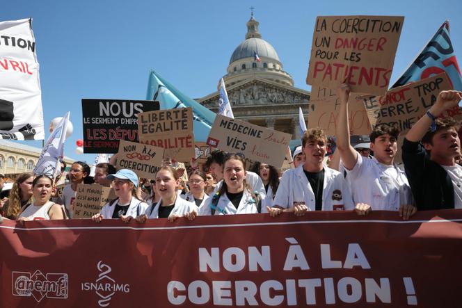 Manifestation de médecins et d’étudiants en médecine à Paris, le 29 avril 2025.