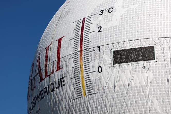 O balão de investigação Generali equipado com painéis LED que indicam o aumento da temperatura média anual na Europa em comparação com a era pré-industrial (+2,96°C), em Paris, 29 de abril de 2025. 