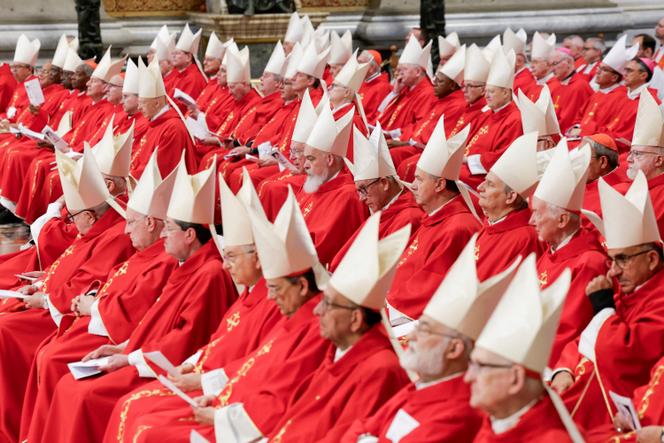 Des cardinaux et les évêques, lors d’une messe à la basilique Saint-Pierre, à Rome, le 28 avril 2025.