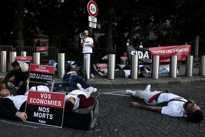 Action menée par l’organisation française Aides pour demander que la France « continue d’assurer le leadership dans la lutte contre le VIH et les autres pandémies », devant l’ambassade des Etats-Unis en France, à Paris, le 29 avril 2025.