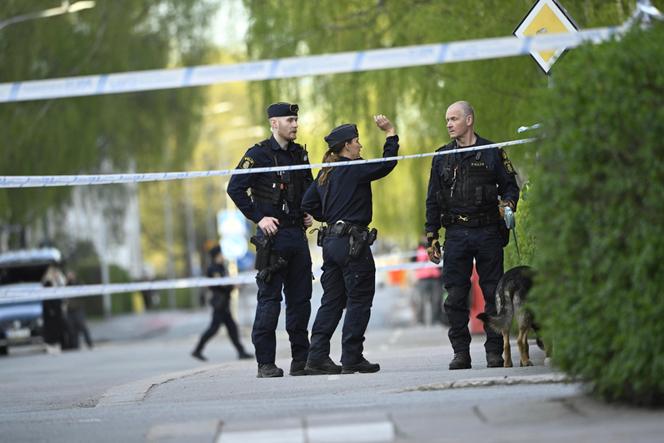 La police sur les lieux après une attaque armée place Vaksala, dans le centre d’Uppsala, en Suède, mardi 29 avril 2025.