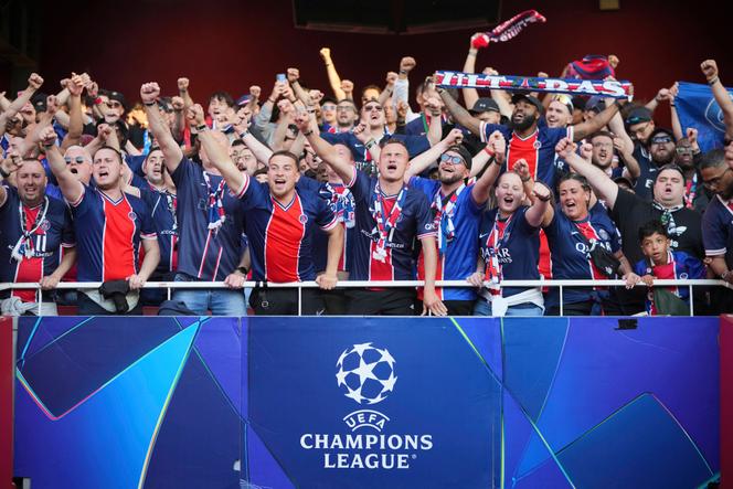 مشجعون لنادي PSG خلال مباراة ضد أرسنال في لندن، 29 أبريل 2025.
