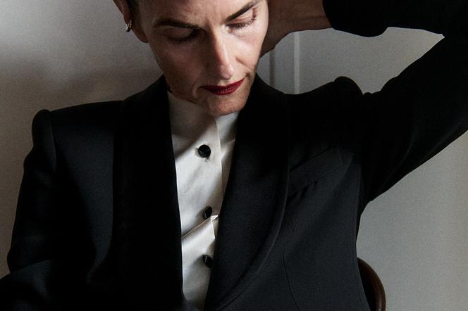 Veste et pantalon en crêpe de soie, 4&nbsp;500&nbsp;€, chemise Giorgio Armani. 