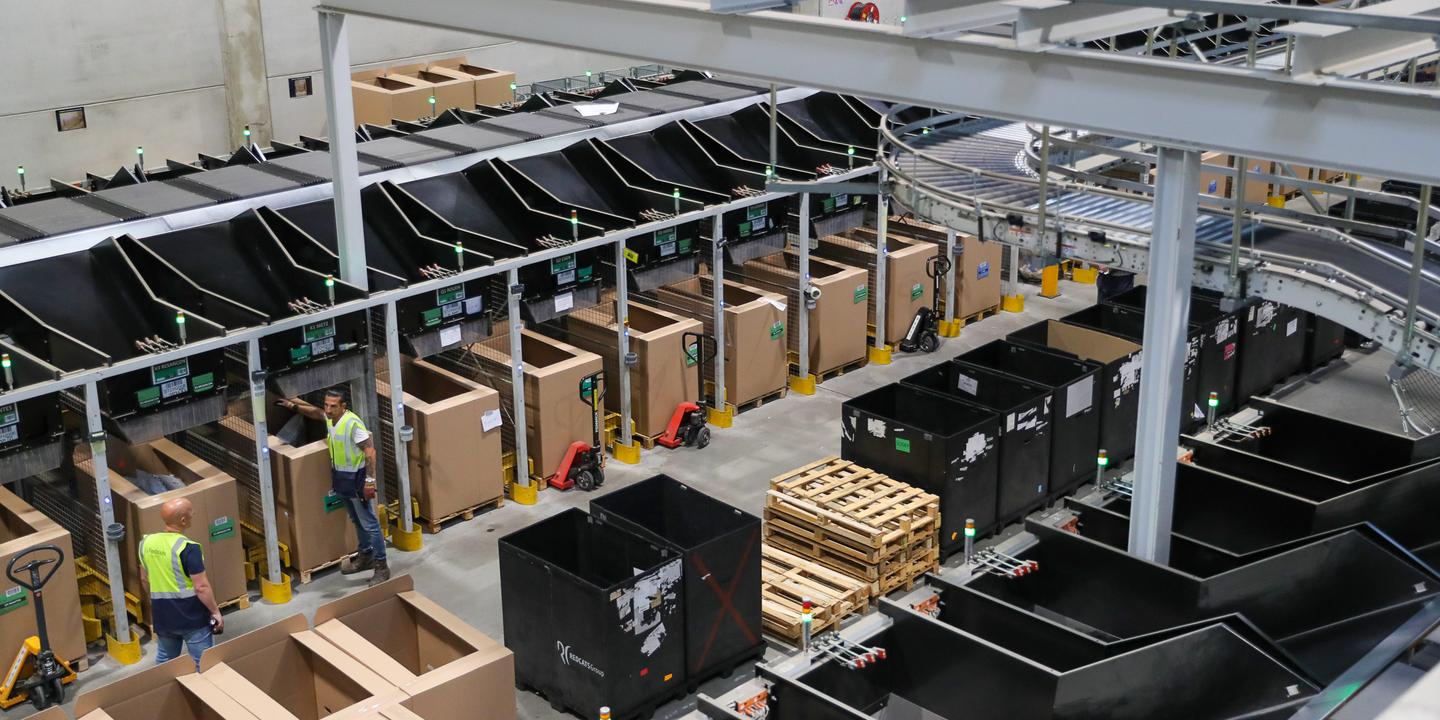  Le bâtiment, les machines, tout reste La Redoute sauf les salariés  : des travailleurs de l’entrepôt de Wattrelos racontent leur externalisation forcée