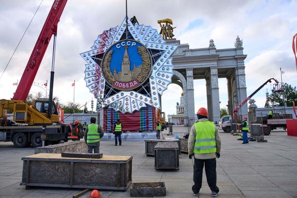 Des ouvriers installent une maquette de l’ordre de la Victoire, le principal ordre soviétique, avant la célébration du Jour de la victoire, à Moscou, le 30 avril 2025.