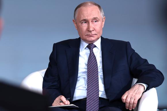 Le président russe, Vladimir Poutine, lors du forum de la jeunesse « Znanie », à Moscou, le 30 avril 2025.