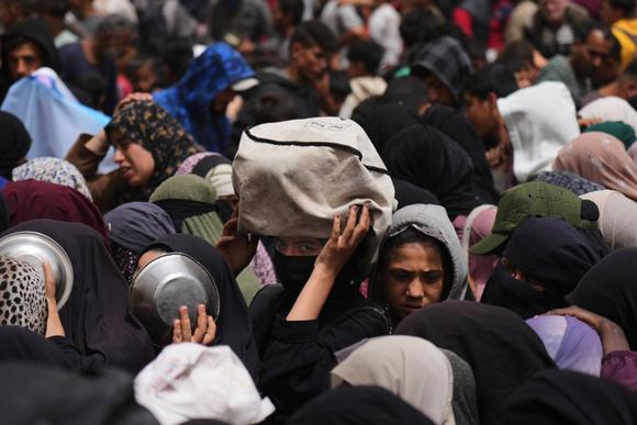 Des Palestiniens attendent des dons de nourriture dans un centre de distribution à Nuseirat, dans le centre de la bande de Gaza, le 30 avril 2025.