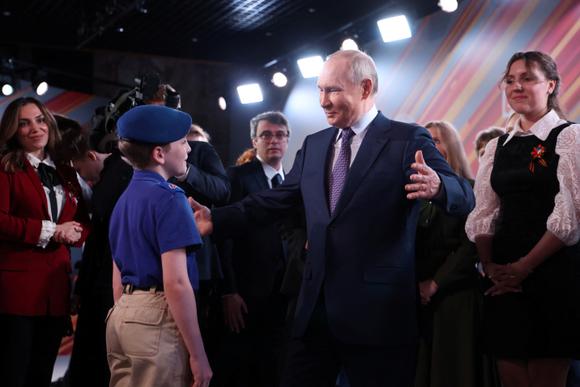 Le président russe, Vladimir Poutine, rencontre un membre de la Iounarmia (mot-valise pour « jeune armée »), une organisation parrainée par l’armée russe qui vise à encourager le patriotisme auprès de la jeunesse russe, à Moscou, le 30 avril 2025.