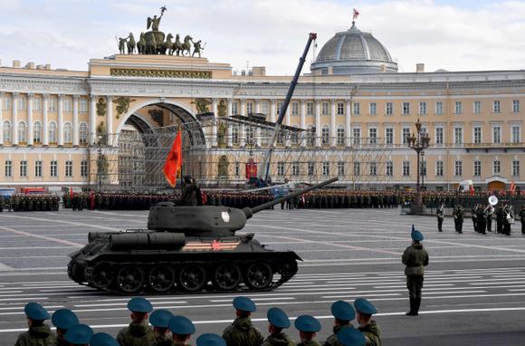 Une répétition du défilé militaire du Jour de la victoire, sur la place Dvortsovaïa, à Saint-Pétersbourg, en Russie, le 30 avril 2025.