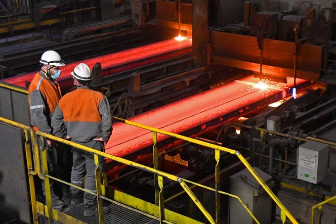 Os funcionários da ArcelorMittal Safteriale em seu site Dunkirk (Nord) em 11 de fevereiro de 2022.
