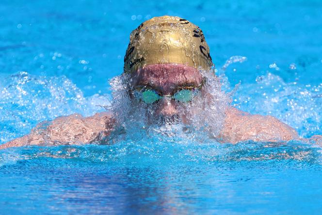 Le quadruple médaillé d’or olympique français Léon Marchand s’entraîne à la piscine du Chaudron à Saint-Denis de la Réunion, le 21 décembre 2024.