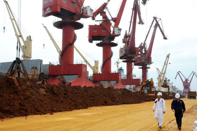 Des inspecteurs chinois passent devant des piles de terres rares sur un quai du port de Lianyungang, dans la province de Jiangsu (est de la Chine), le 22 mai 2016.