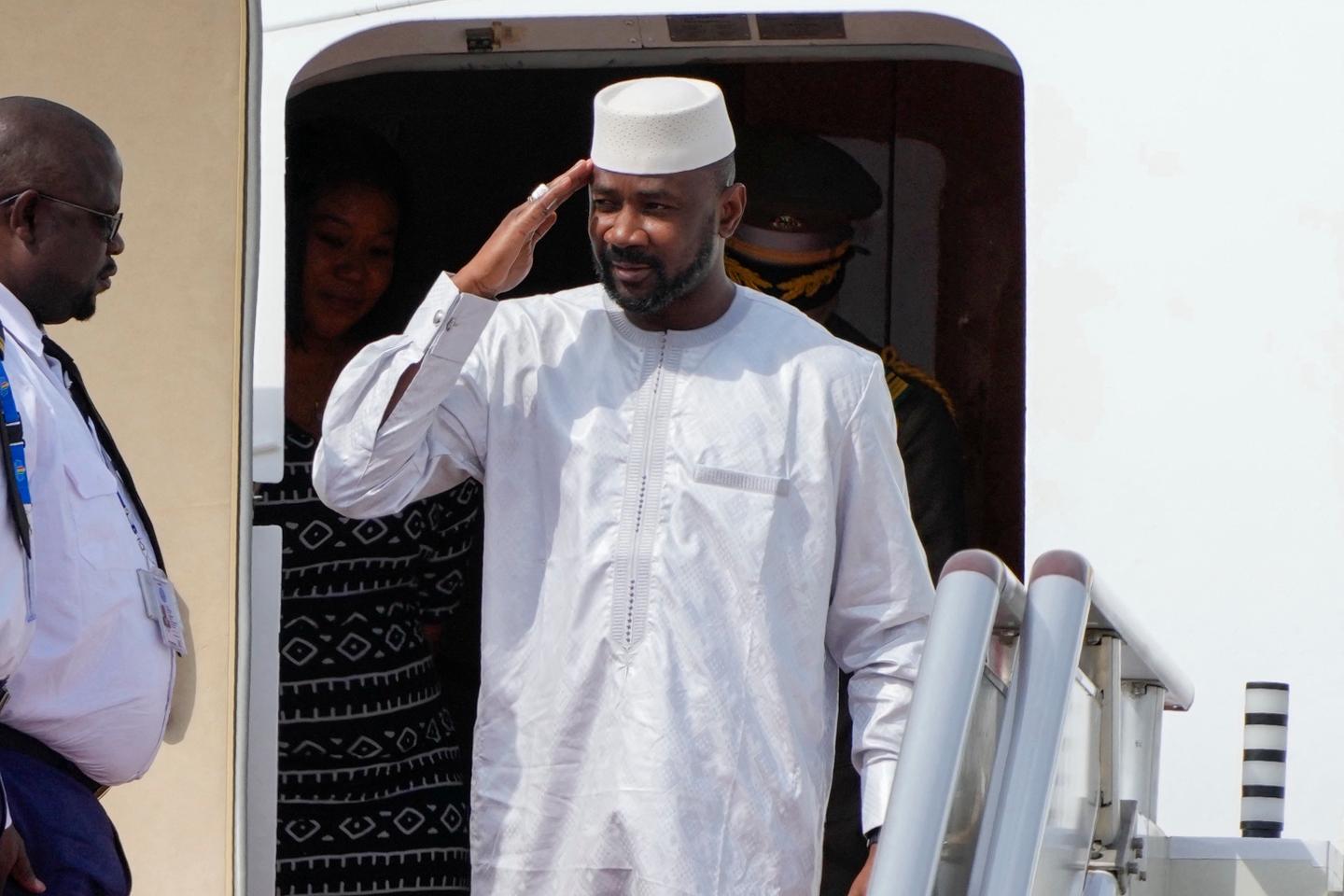 Au Mali, le chef de la junte s’ouvre la voie à une présidence de cinq ans sans élection