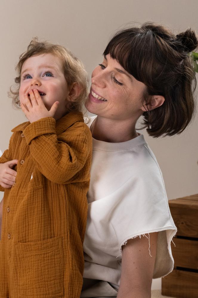 Clémence Pernoud et sa fille, à Nice, en 2024.