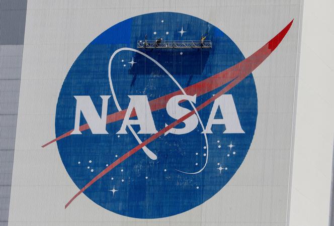 Le logo de la NASA en plein nettoyage sur la façade du Vehicle Assembly Building (VAB), au Centre spatial Kennedy (Floride), le 19 mai 2020.