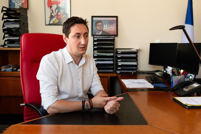 Patrick Proisy, maire de Faches-Thumesnil (Nord), dans son bureau, le 6 septembre 2023.