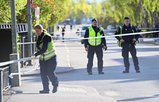 Des officiers de police sur la place Vaksala, à Uppsala, en Suède, le 30 avril 2025. 