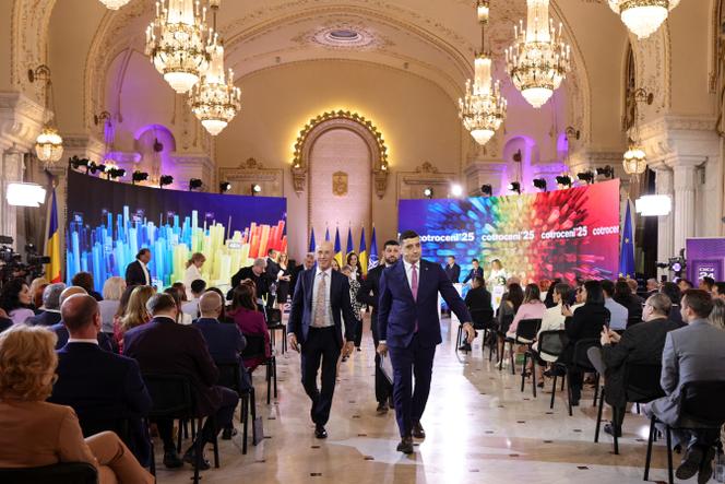 Le candidat à la présidence roumaine, George Simion, quitte le débat présidentiel en cours, à Bucarest, le 28 avril 2025.