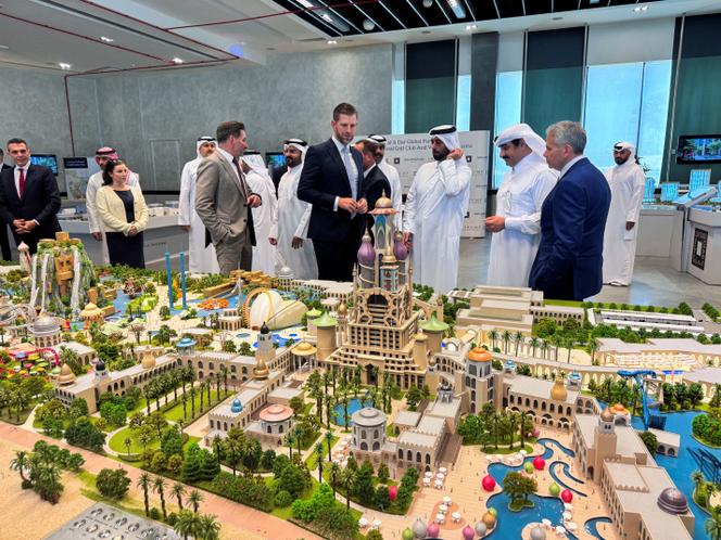 Eric Trump, vice-président exécutif de la Trump Organization, devant la maquette du projet Trump International Golf Club & Trump Villas, avec Abdullah Al Attiya, ministre qatari de la municipalité et président de Qatari Diar, à Doha, le 30 avril 2025.