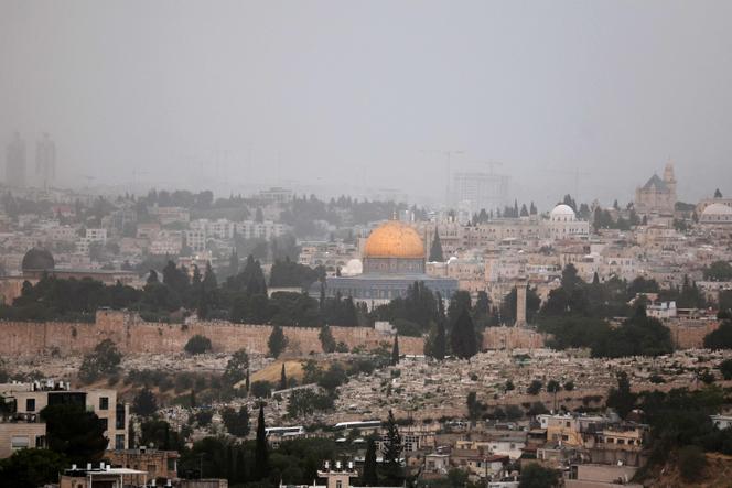 Les incendies tout proches provoquaient une épaisse fumée à Jérusalem, le 30 avril 2025.