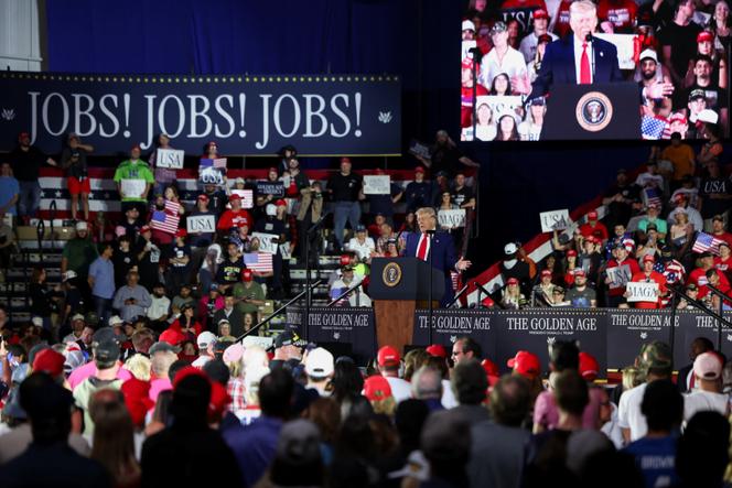 Donald Trump lors d’un discours marquant les cent premiers jours de son deuxième mandat, au Macomb Community College, à Warren, dans le Michigan, le 29 avril 2025.