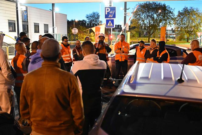 Rassemblement devant le site de Florange (Moselle) après l’annonce du plan social chez ArcelorMittal, le 30 avril 2025.