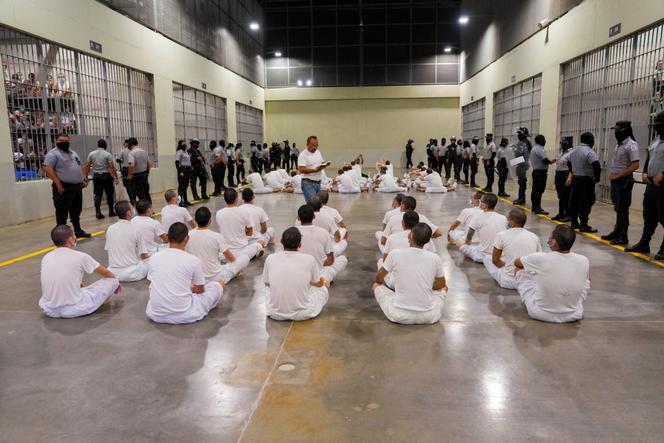 Des détenus font des exercices physiques au centre de confinement du terrorisme (Cecot), une prison ultra-sécurisée à Tescoluca, au Salvador, le 29 avril 2025.