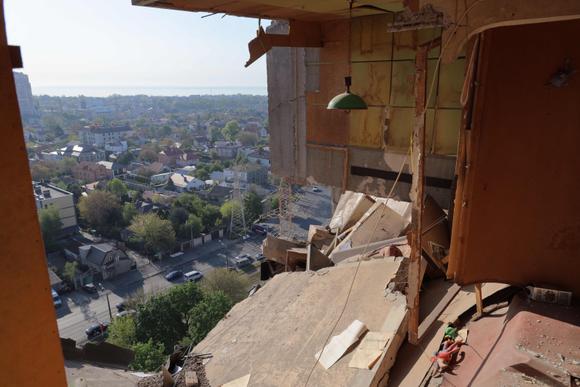 Un appartement détruit à la suite d’une attaque de drone russe, dans un quartier résidentiel d’Odessa, en Ukraine, le 1er mai 2025.