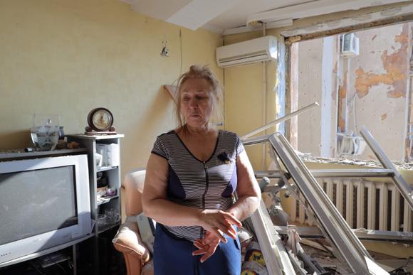 Une femme constate les dégâts dans son appartement à la suite d’une attaque de drone russe, à Odessa, en Ukraine, le 1er mai 2025.