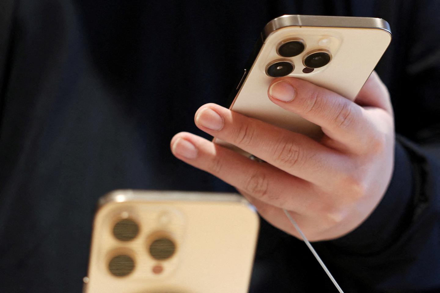 Apple expects $900 million tariff hit as it shifts US iPhone supply to India