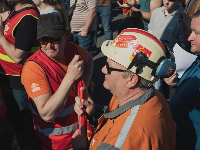 Des salariés d’ArcelorMittal à la manifestation du 1er mai 2025 à Dunkerque.
