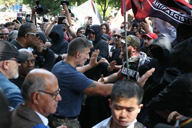Un membre du service de sécurité du Parti socialiste face à des manifestants antifascistes lors de la manifestation du 1er mai 2025, à Paris.