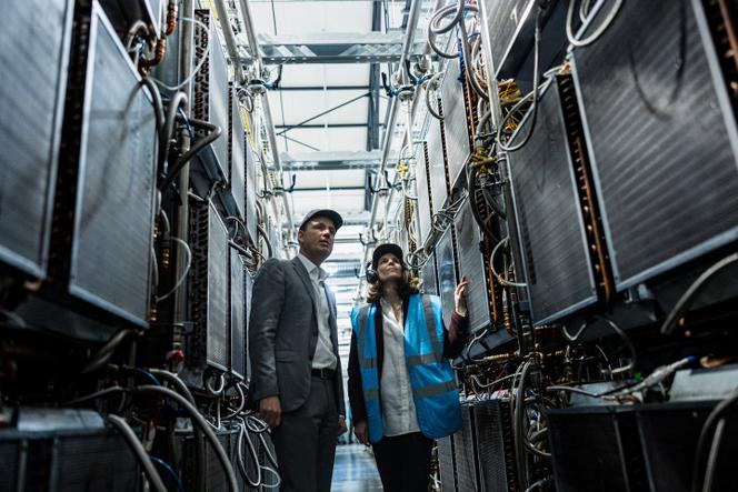 Clara Chappaz, secrétaire d’Etat chargée de l’intelligence artificielle et du numérique, et Benjamin Revcolevschi, directeur général d’OVHCloud, au centre de données de la société française OVHcloud, à Roubaix (Nord), le 3 avril 2025.