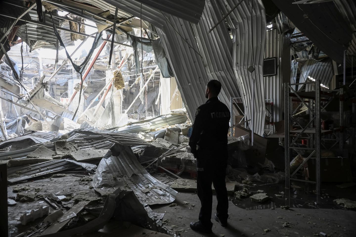 War in Ukraine: Zelensky urges pressure on Russia after drone strikes on cities