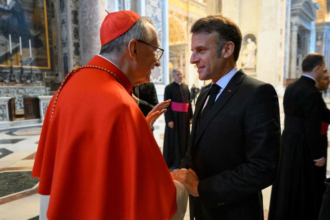 Il cardinale vaticano segretario di Stato Pietro Parolin saluta Emmanuel Macron prima dei funerali di Papa Francesco in Vaticano il 26 aprile 2025.