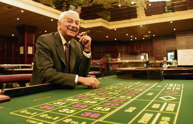 Isidore Partouche, fondateur du groupe de casinos Partouche, dans son casino à Aix-en-Provence (Bouches-du-Rhône), le 19 juillet 2001.