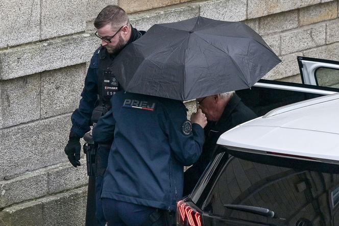 Joël Le Scouarnec, entouré d’agents de police, à Vannes, le 25 février 2025.