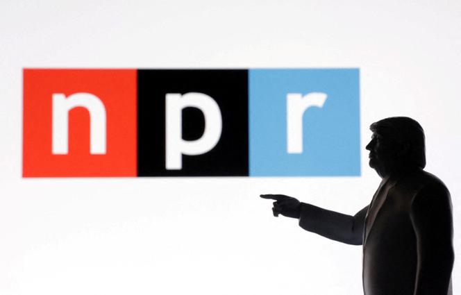 Une miniature de Donald Trump, devant le logo de la National Public Radio (NPR), le 23 avril 2025.