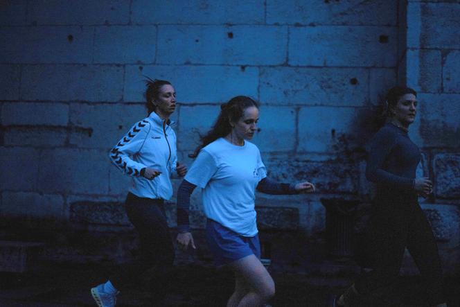Des joggeuses du collectif Gofast, à Lyon, qui organise chaque semaine des courses nocturnes. Le 20 mars 2025.