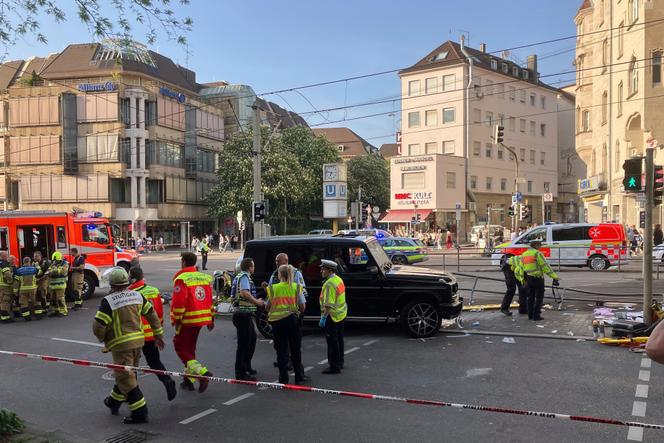 Les services de secours à l’endroit où une voiture a percutée la foule, à Stuttgart, en Allemagne, le 2 mai 2025.