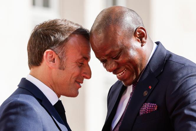 Les présidents Emmanuel Macron et Brice Oligui Nguema au Sommet de la francophonie à Villers-Cotterêts (Aisne), en octobre 2024.