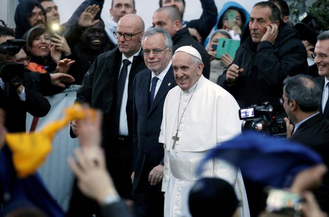 Le professeur Andrea Riccardi et le pape François, lors d’une visite à la communauté de Sant’Egidio, à Rome, le 11 mars 2018.