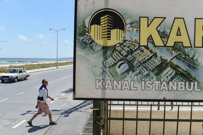 Une affiche proposant à la vente des appartements du projet immobilier Kanal Istanbul, dans le village côtier de Karaburun, près d’Istanbul, en juin 2018.