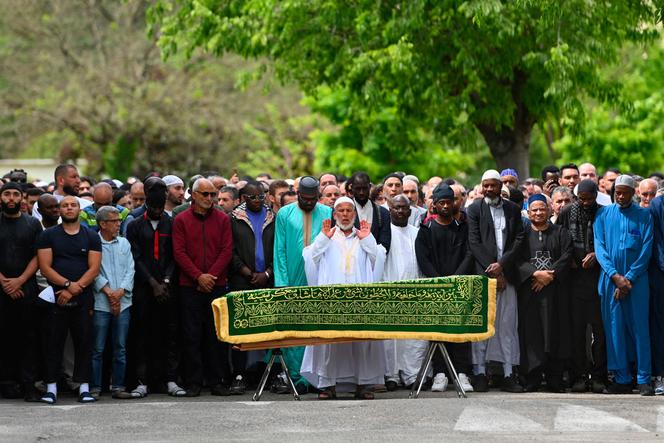 Le président de la mosquée Khadija, Salim Touazi, devant le cercueil d’Aboubakar Cissé, devant la mosquée Khadidja, à La Grand-Combe (Gard), le 2 mai 2025.