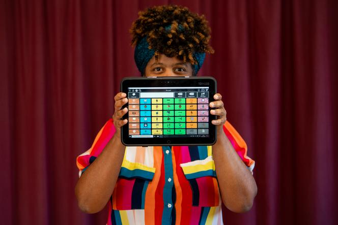 Sandrine Eifermann Soutarson, orthopédagogue, présente une tablette avec des pictos et un haut parleur afin de permettre à la personne handicapée de s’exprimer, à Meaux (Seine-et-Marne), le 5 avril 2025.