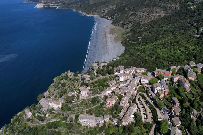 Village de Nonza avec la plage noire de Nonza en arrière-plan dans la région du Cap-Corse, le 19 avril 2025.